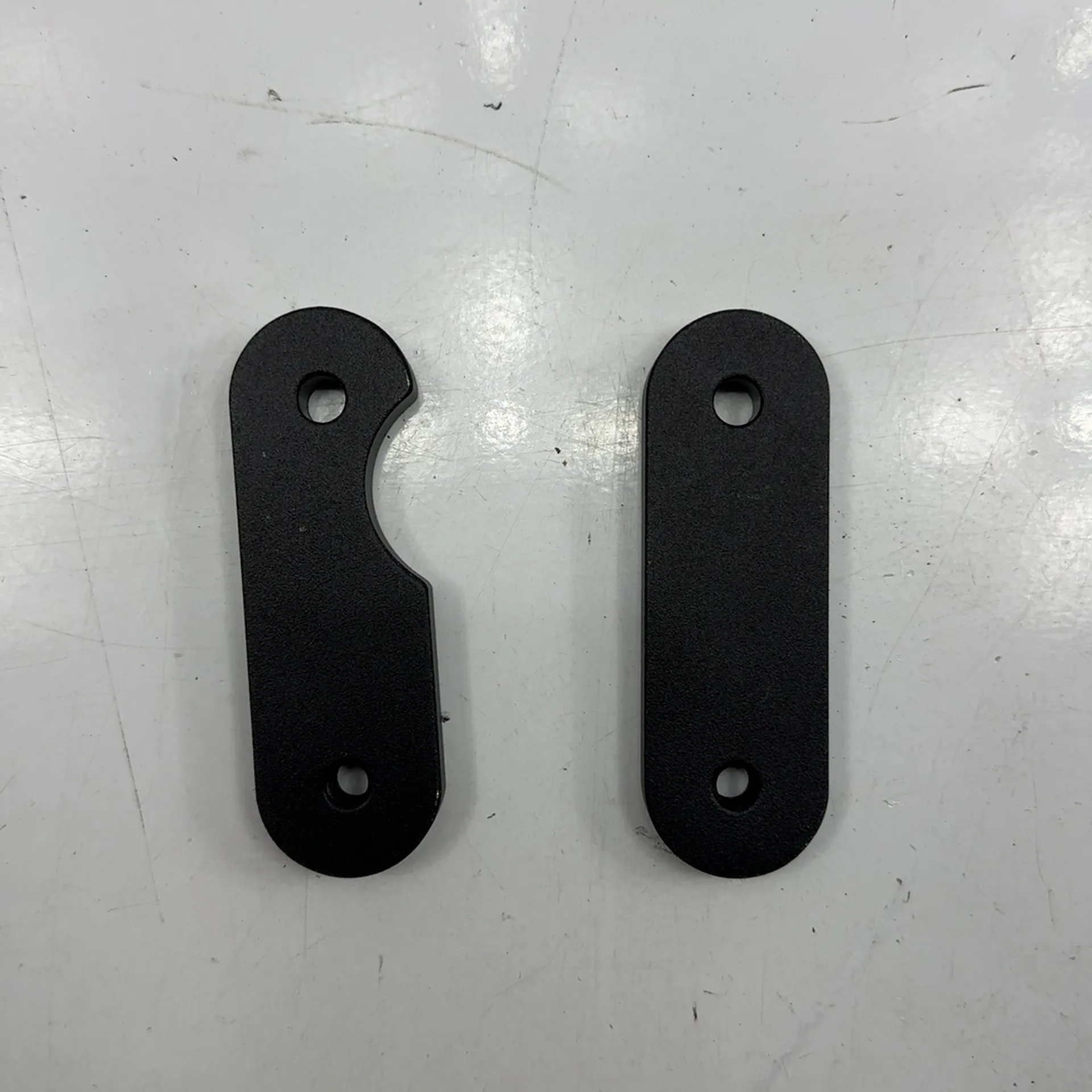 Kit de repositionnement des repose-pieds passager