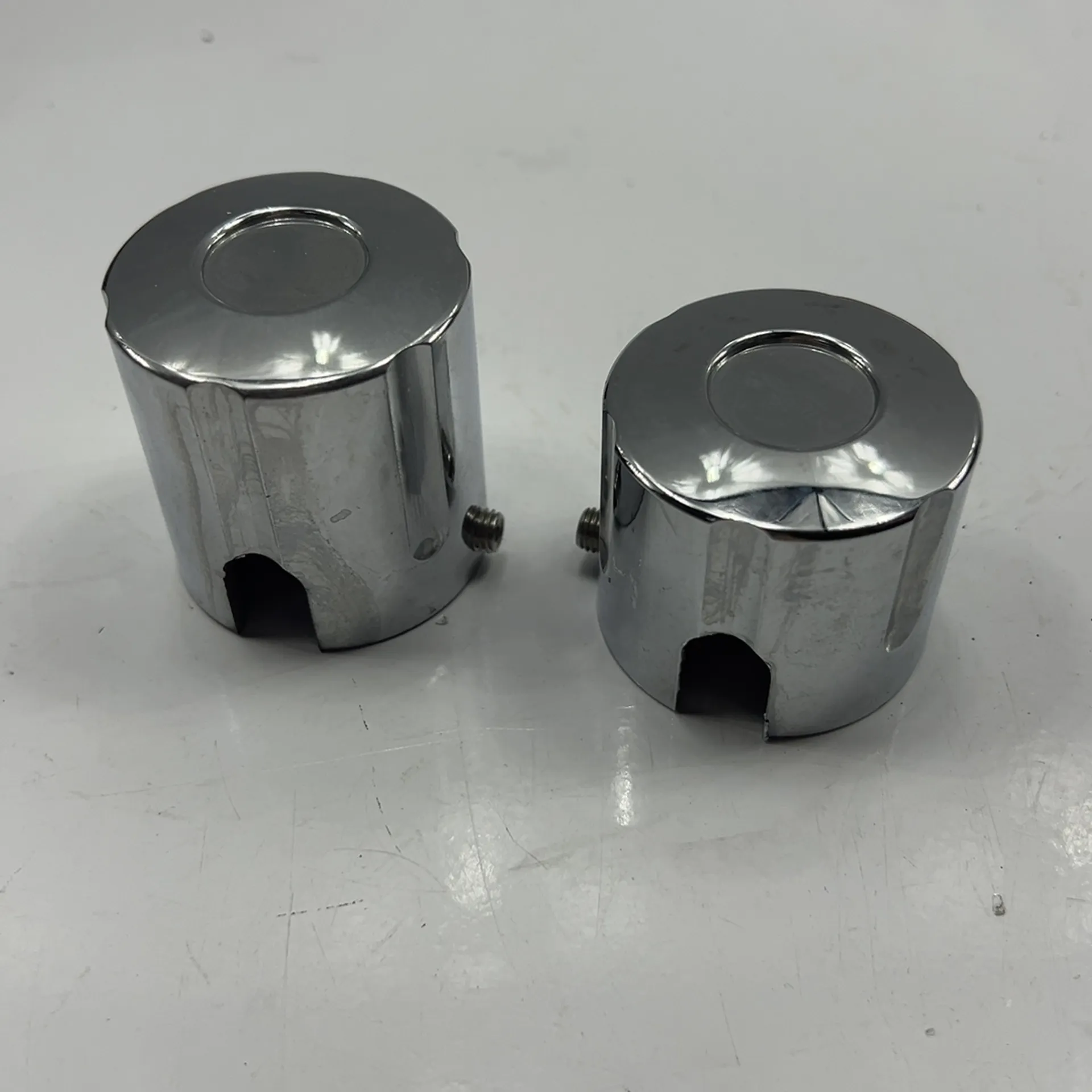 Cache-axe de roue arrière