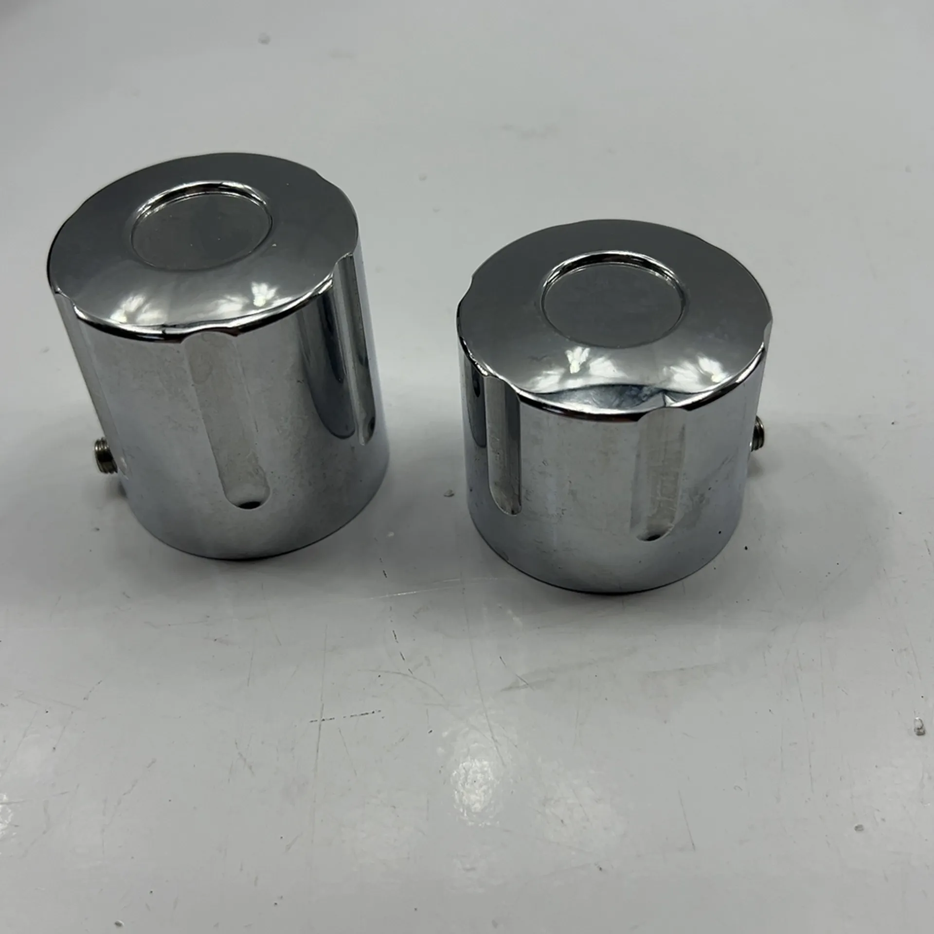 Cache-axe de roue arrière